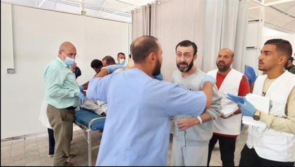 وصول أسرى فلسطينيين إلى مجمع ناصر بخان يونس بعد إطلاق سراحهم