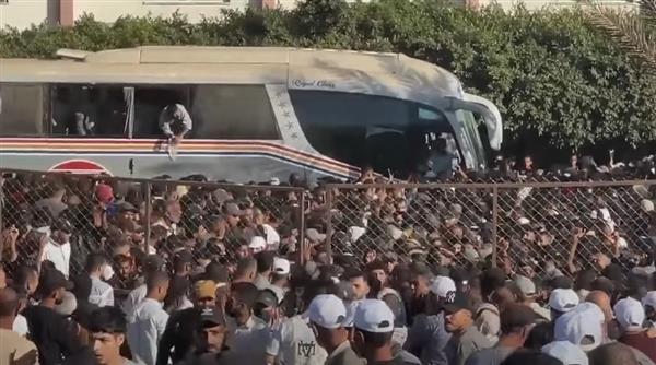 مشاهد مؤثرة.. لحظة وصول الأسرى المحررين إلى مجمع ناصر بعد إطلاق سراحهم