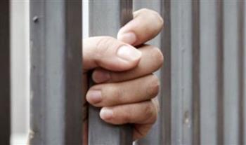 سيدة تضبط لصًا بعد سرقته معاشها وتسلمه للشرطة في قنا
