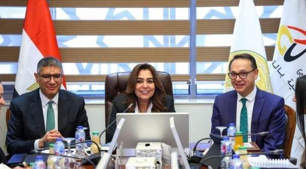 عوض تبحث مع محافظ الجيزة التعاون في مجال التطوير الحضري للمحافظة