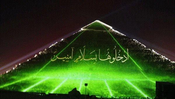 الأهرامات تتزين برسالة "ادخلوها بسلام آمنين" احتفاءً باتفاق قمة شرم الشيخ للسلام