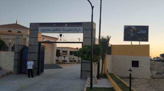 متعافو الإدمان يحصدون الزيتون ضمن برنامج العلاج بالعمل بمركز العزيمة بمطروح