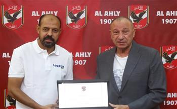   الخطيب يُكرم عماد النحاس تقديرًا لجهوده مع الأهلي