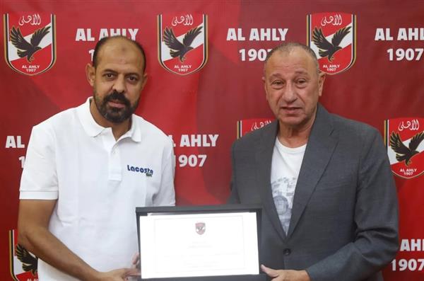 الخطيب يُكرم عماد النحاس تقديرًا لجهوده مع الأهلي
