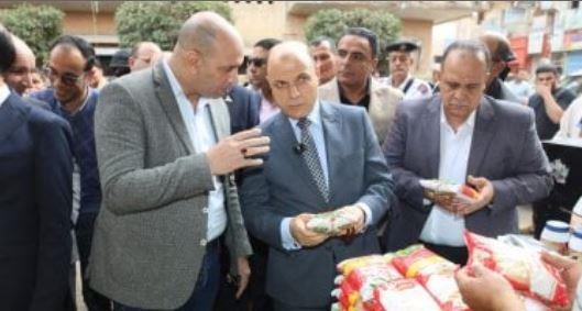 محافظ كفر الشيخ يتفقد سوق اليوم الواحد للسلع الغذائية والاستهلاكية بقلين