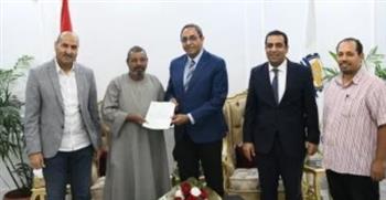   محافظ قنا يسلم عقود تقنين جديدة لواضعى اليد