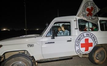   إعلام إسرائيلي: سيارات الصليب الأحمر تدخل إلى مكان مغلق لتتسلم رفات المحتجزين