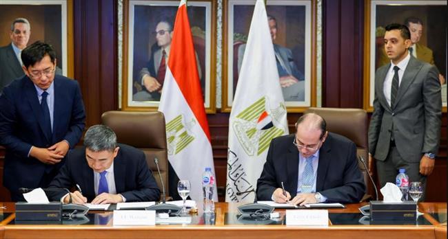 الخولي ونائب وزير التنظيم المالي الصيني يوقعان مذكرة للتعاون المشترك