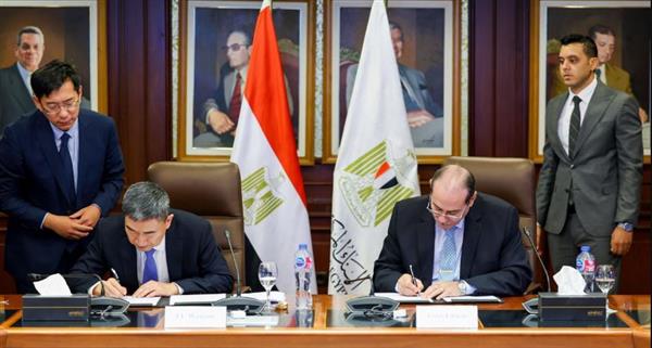 الخولي ونائب وزير التنظيم المالي الصيني يوقعان مذكرة للتعاون المشترك