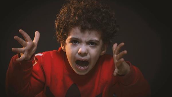 غضب الأطفال.. لغة المشاعر التي تحتاج احتواء لا عقاب