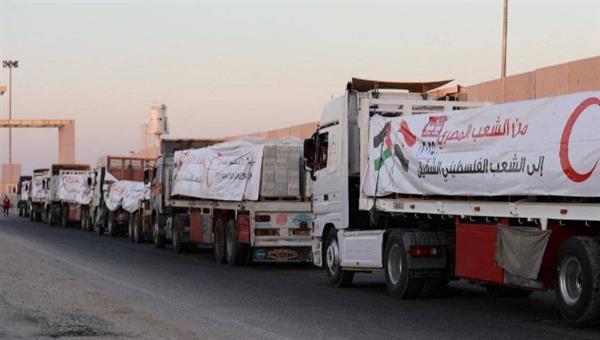 تدفق شاحنات الوقود والإمدادات عبر معبر رفح وسط غموض إسرائيلي بشأن فتحه