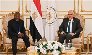   وزير الري يلتقي المدير التنفيذي للجنة الوطنية لمياه الشرب بـ ليبيريا