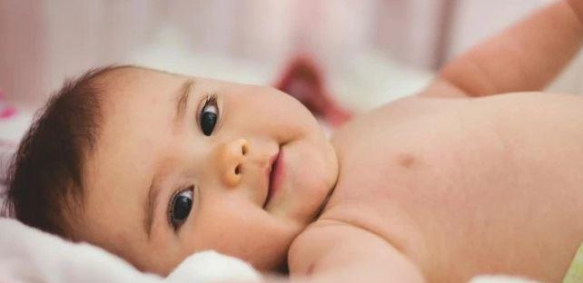 بكاء الرضيع أثناء الإخراج.. متى يكون طبيعيًا ومتى يستدعي القلق؟