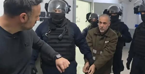 الاحتلال يتحدى القانون.. اعتقال الطبيب أبو صفية مستمر