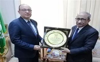   السفير محمدي الني يقدم درع مجلس الوحدة الاقتصادية لوزيرة التخطيط والتنمية 