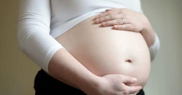 بين الطبيعي والمقلق.. إشارات لا يجب أن تتجاهلها الحامل