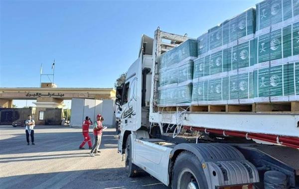 دفعة جديدة من المساعدات الإغاثية السعودية تعبر منفذ رفح
