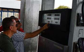   نائب محافظ أسوان يتابع ميدانياً انتظام عمل مواقف السيرفيس ومحطات الوقود