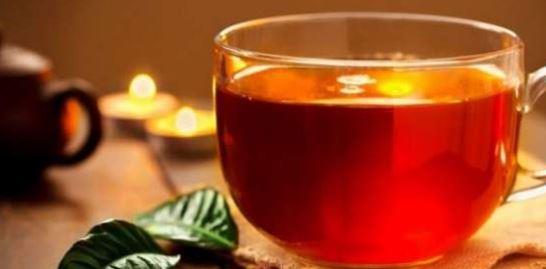 لا ترمِ بقايا الشاي... كنز طبيعي في بيتك!