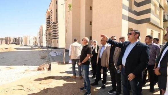 وزير الإسكان يتفقد وحدات "سكن لكل المصريين" بمدينة العاشر من رمضان