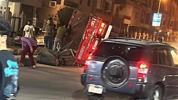 إصابة شخص في حادث انقلاب سيارة نقل محملة بأنابيب أعلى طريق المعادي