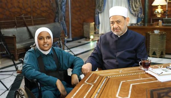 شيخ الأزهر يوجه بسرعة التكفل بحالة الطالبة آية مهني محاربة السرطان وتلبية مطالبها