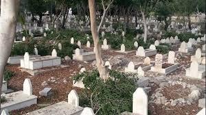   ما حكم دفن الرجال مع النساء في مقبرة؟