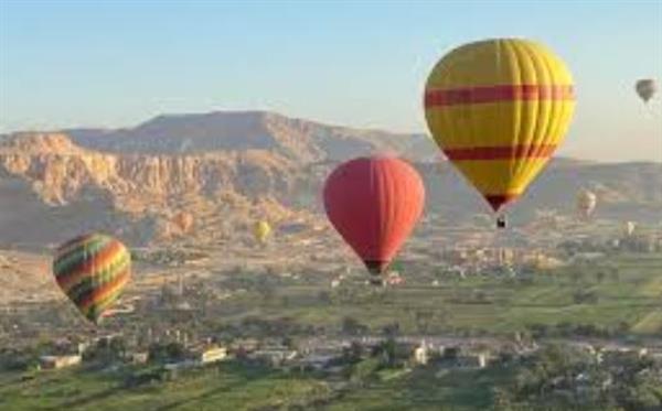تحليق 64 رحلة بالون طائر تقل 1580 سائحًا في سماء الأقصر