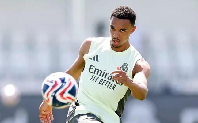 عودة أرنولد لتدريبات ريال مدريد أملًا في اللحاق بـ الكلاسيكو