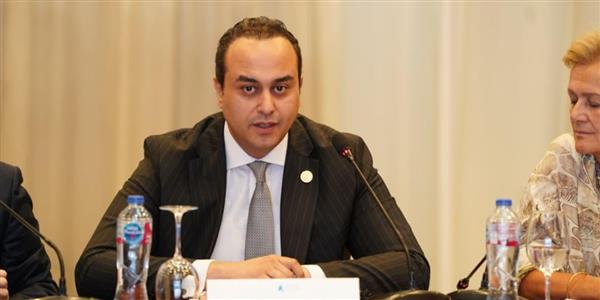 رئيس «الرعاية الصحية» يستعرض جهود مصر في علاج المهاجرين واللاجئين