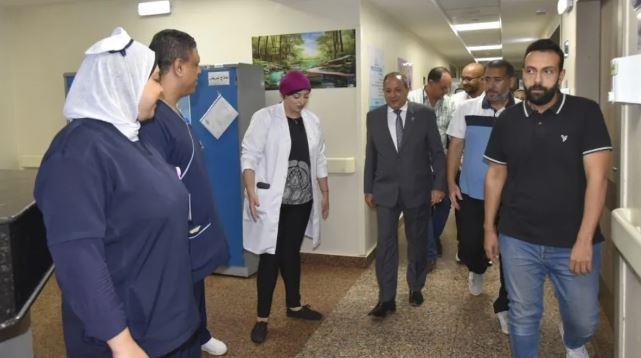 محافظ بورسعيد يشيد بمستوى الخدمات داخل مجمع الشفاء الطبي