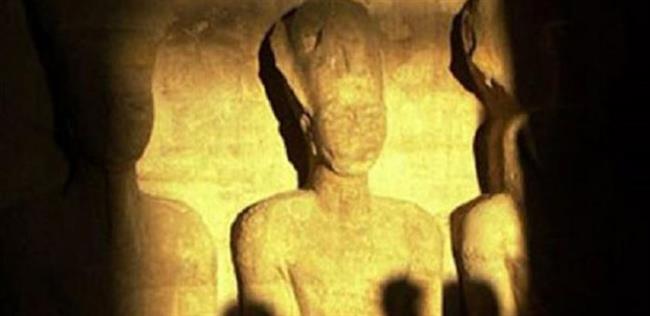 أشعة الشمس تتعامد على وجه رمسيس الثاني بمعبد أبي سمبل