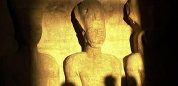 أشعة الشمس تتعامد على وجه رمسيس الثاني بمعبد أبي سمبل