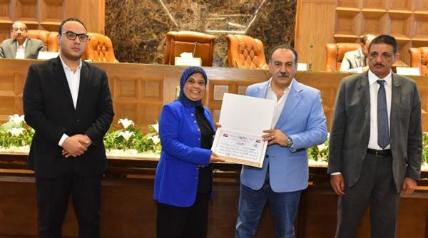 محافظ أسيوط يشيد بإنجازات أبناء المحافظة ويكرم المتميزين