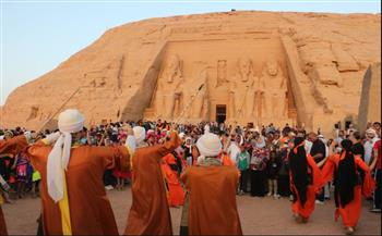   فرق مهرجان أسوان تحتفل بظاهرة تعامد الشمس في معبد أبو سمبل بحضور آلاف السائحين