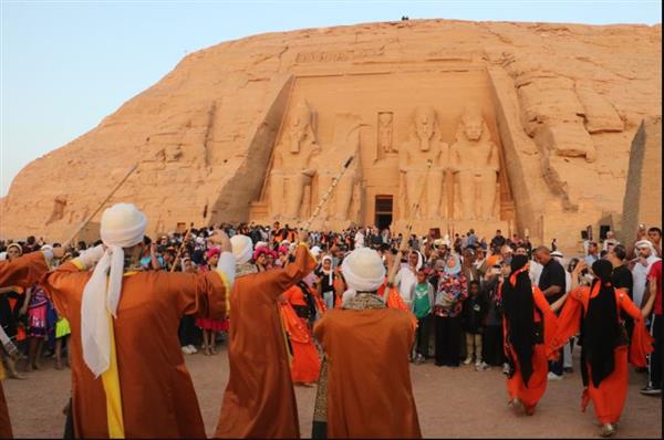 فرق مهرجان أسوان تحتفل بظاهرة تعامد الشمس في معبد أبو سمبل بحضور آلاف السائحين