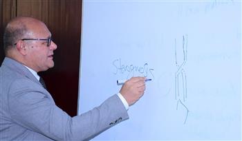   رئيس جامعة سوهاج يفحص عدد من الحالات الإكلينيكية بكلية الطب البشري
