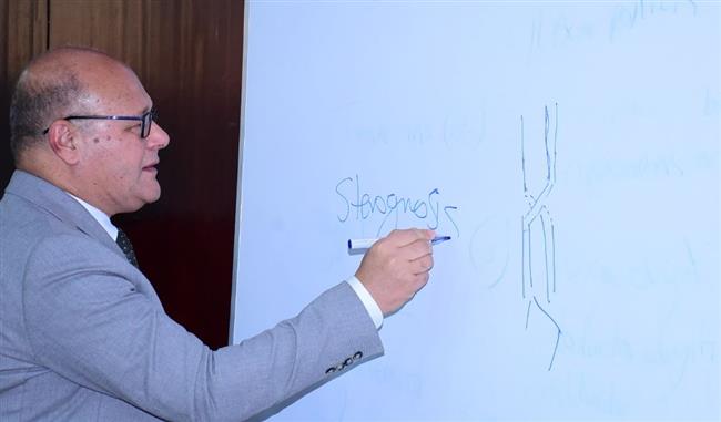 رئيس جامعة سوهاج يفحص عدد من الحالات الإكلينيكية بكلية الطب البشري
