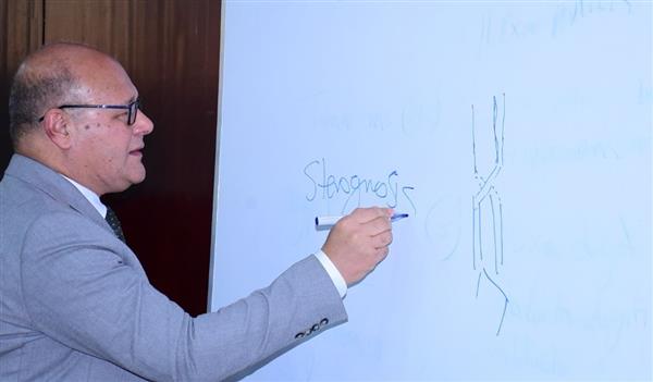 رئيس جامعة سوهاج يفحص عدد من الحالات الإكلينيكية بكلية الطب البشري