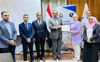   محافظ قنا يسلم شهادات الدورة التدريبية في التحول الرقمي للعاملين بالمحافظة