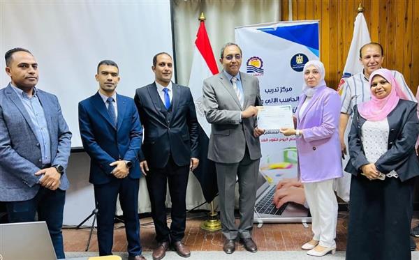 محافظ قنا يسلم شهادات الدورة التدريبية في التحول الرقمي للعاملين بالمحافظة