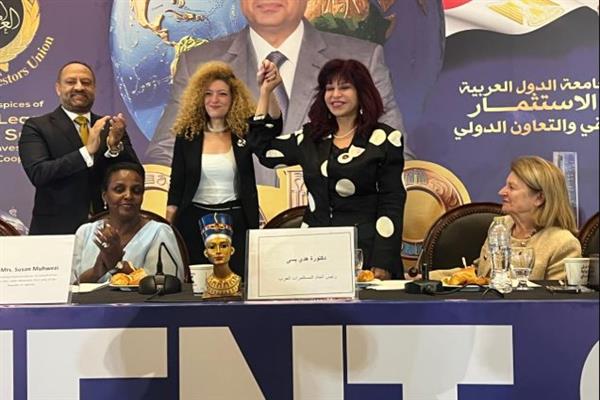 تكريم ياسمين عبد الرحمن رئيس لجنة الشباب على إنجاح قمة الاستثمار العربي الإفريقي