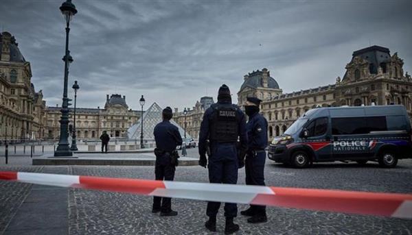 سرقة متحف اللوفر تشعل فرنسا.. إنذار معطّل وسخرية في الشارع