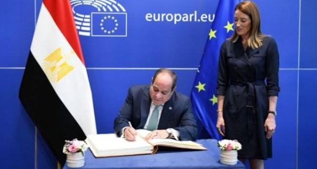 الرئيس السيسي يوقع في سجل كبار الزوار بالبرلمان الأوروبي