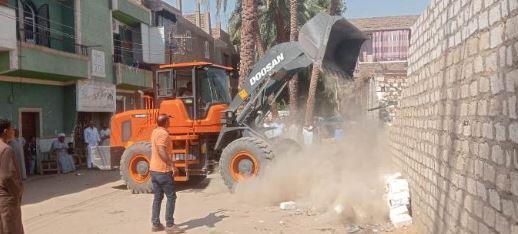 ضبط مخالفات بناء ورفع 45 طن مخلفات خلال حملات مكبرة بمدينتي الزينية والأقصر