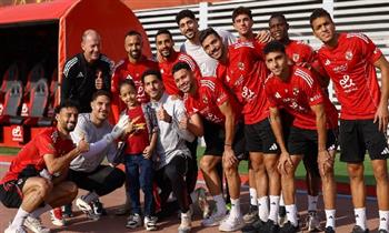   لاعبو الأهلي يتضامنون مع طفل يستعد لعملية زرع نخاع