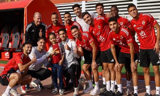 لاعبو الأهلي يتضامنون مع طفل يستعد لعملية زرع نخاع