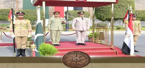 وزير الدفاع ورئيس الأركان يلتقيان رئيس أركان القوات البرية الباكستانية