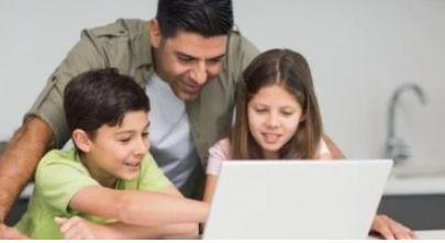 ليس بعدد الساعات.. كيف نساعد أبناءنا على التعلم بذكاء لا بمجهود زائد؟