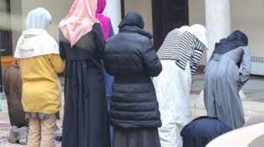 ما حكم صلاة المرأة بالبنطلون ؟